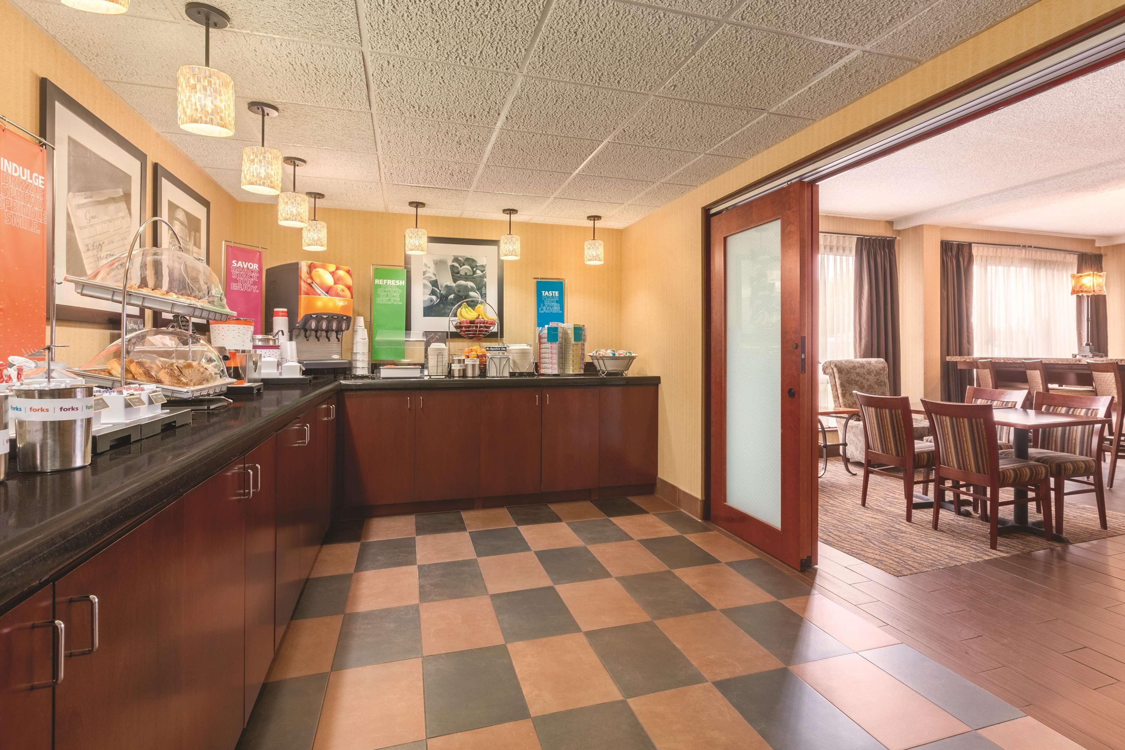 Hampton Inn Des Moines-Airport Exterior photo