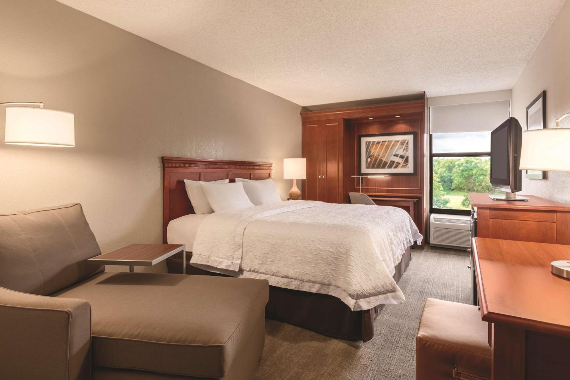 Hampton Inn Des Moines-Airport Exterior photo