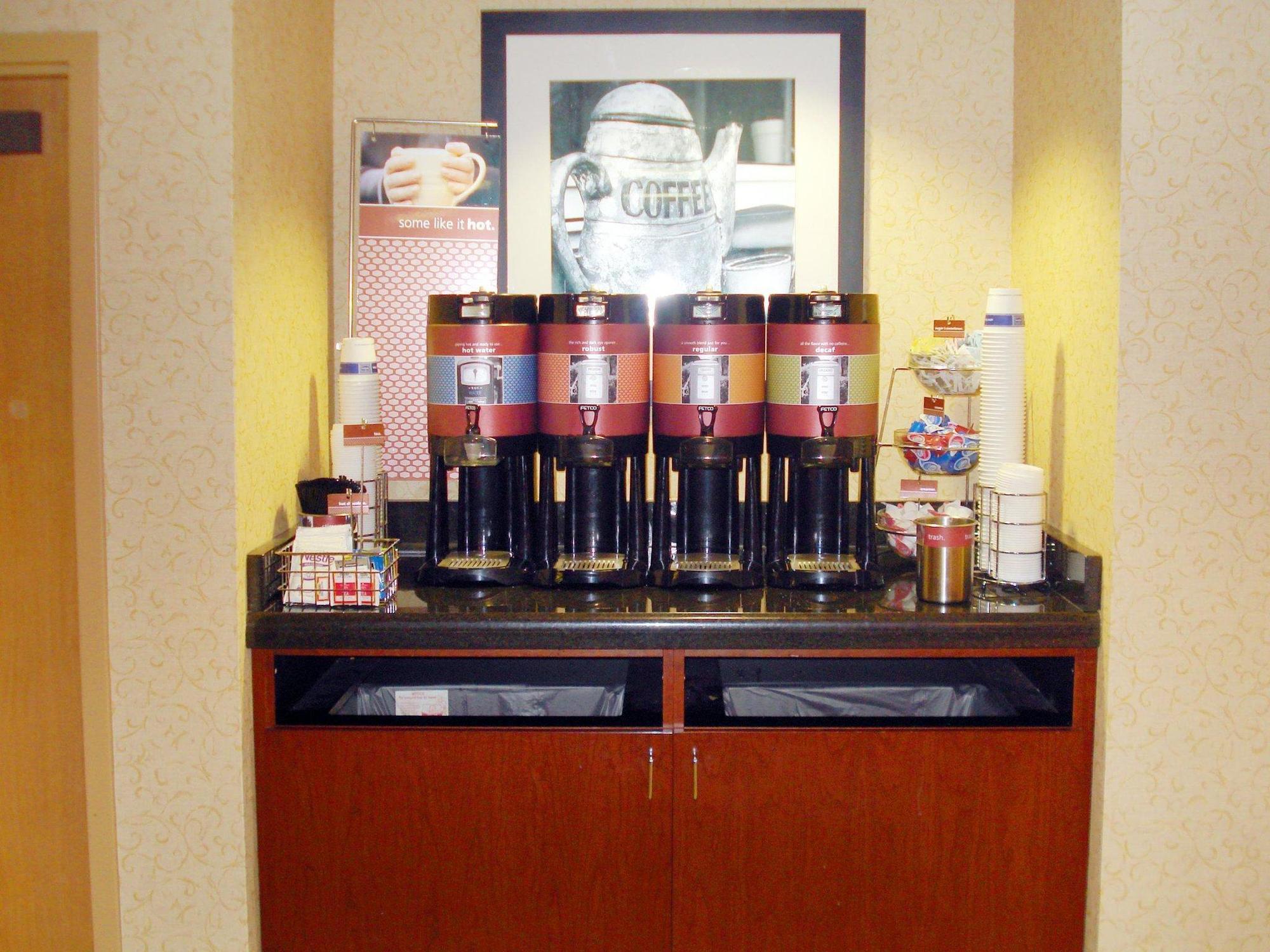Hampton Inn Des Moines-Airport Exterior photo